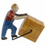 Blechspielzeug Mann rollt Kiste Kistenroller Lagerarbeiter Mann aus Blech