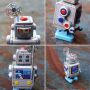 Roboter Raumfahrer Astronaut mit Werkzeug Blechroboter