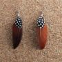Pendientes con plumas 1 pequeno > castano