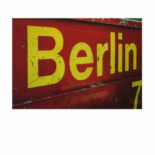 Postkarte - Berlin - Schriftzug rot und gelb