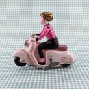 Blechspielzeug - Scooter Girl - Mädchen auf Motorroller - Roller - rosa hell