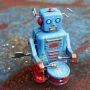 Roboter - Robot mit Trommel - blauer Blechroboter